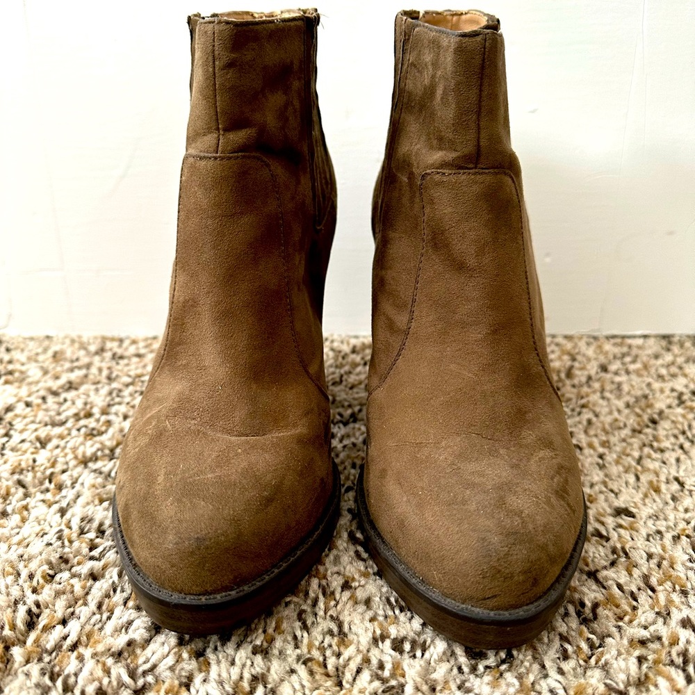 ZARA Dark green suede ankle boots. 4” chunky heel. Good condition.